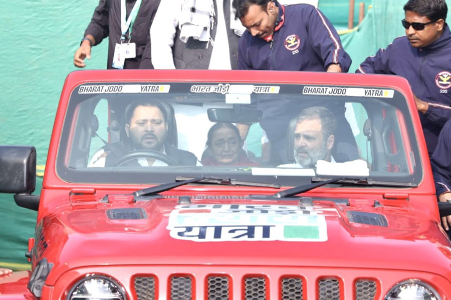 Rahul Gandhi tours Bihar in jeep driven by Tejashwi Yadav | Sangbad Pratidin