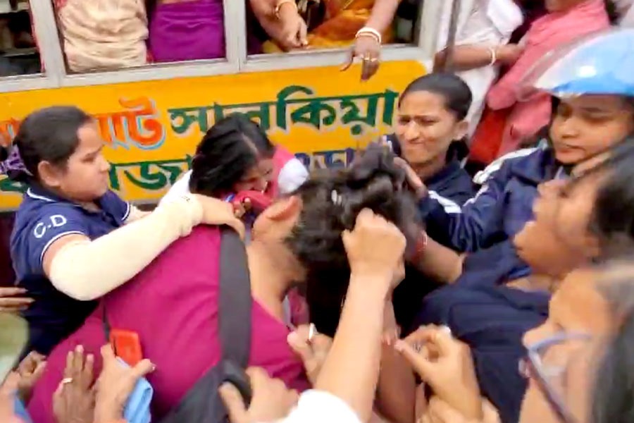 অবরোধ-বিক্ষোভে উত্তপ্ত ধর্মতলা, পুলিশের সঙ্গে ‘মারামারি’