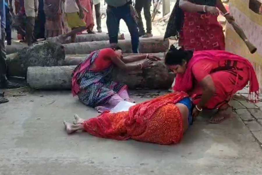 উচ্চমাধ্যমিক পরীক্ষার্থীকে আটক! রাস্তায় শুয়ে পুলিশের ভ্যান আটকালেন মহিলারা, সন্দেশখালিতে ধুন্ধুমার