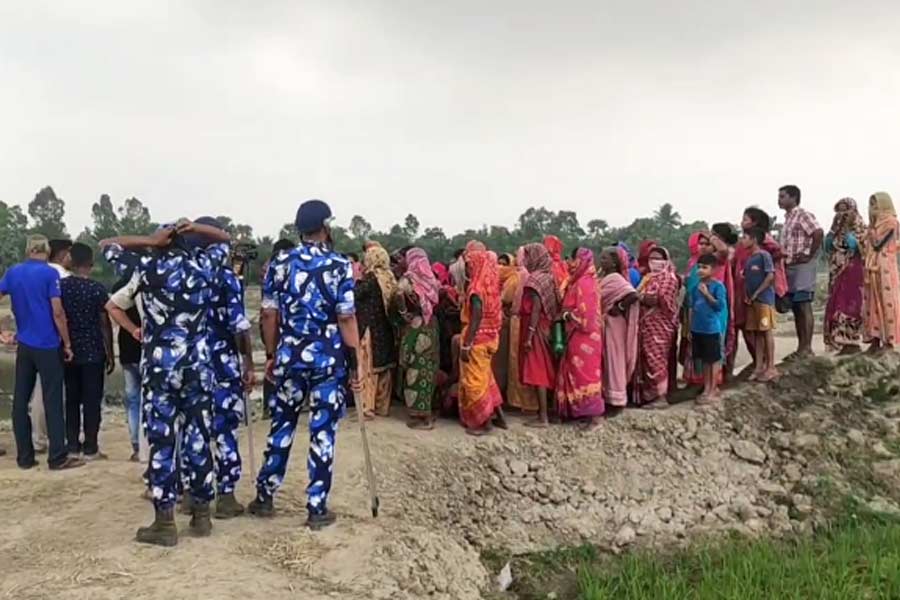 লাঠি হাতে মারমুখী মহিলারা, বাইকে পালালেন শাহজাহানের ভাই