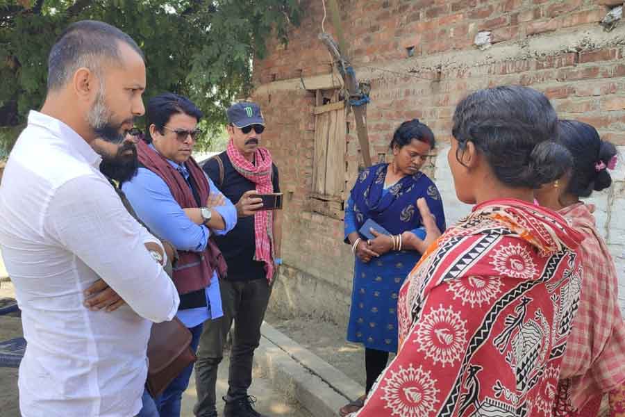 কারও মুখ ঢাকা গামছায়, কারও ওড়নায়, পুলিশের নজর এড়িয়ে সন্দেশখালিতে বামপন্থী বিশিষ্টজনেরা