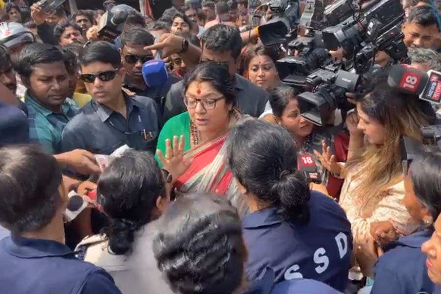 Sandeshkhali Incident: Police stop Locket Chatterjee and BJP women members to enter Sandeshkhali | Sangbad Pratidin