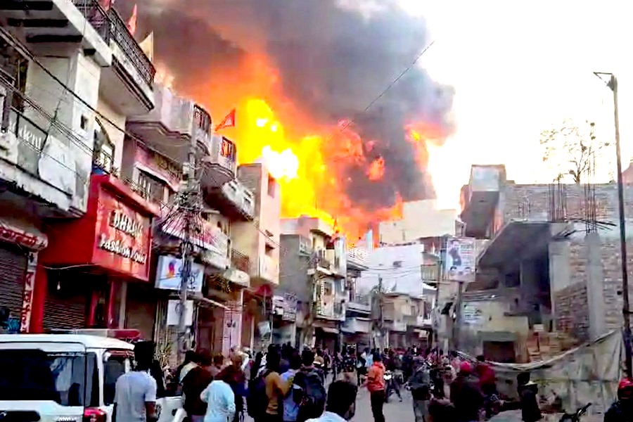 দিল্লির আলিপুরে ভয়াবহ অগ্নিকাণ্ড, রঙের কারখানার আগুনে মৃত ১১ জন!