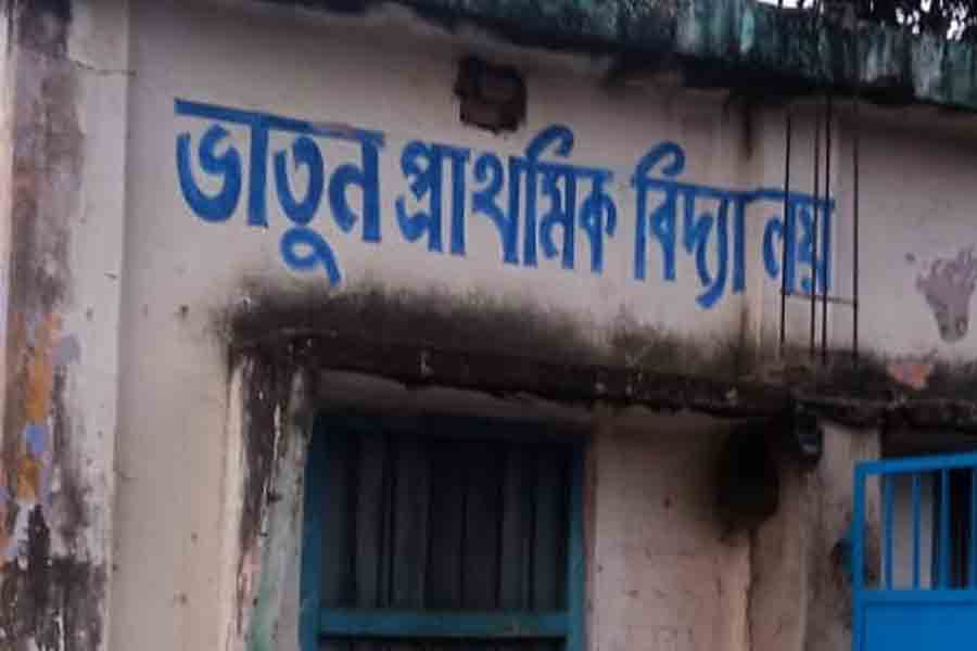 Mob attacked teacher during class in Uttar Dinajpur school | Sangbad Pratidin