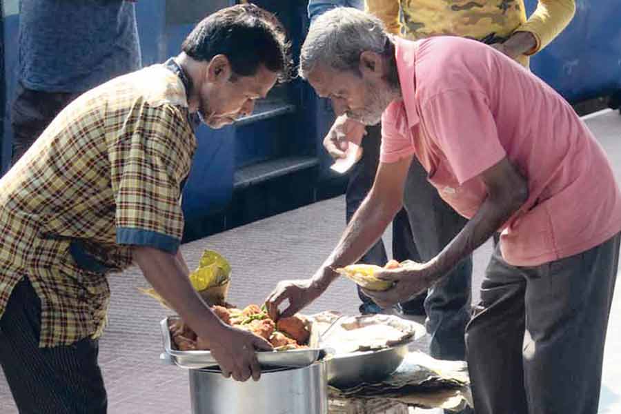 স্টেশনে আগুন জ্বালিয়ে খাবার তৈরি করলেই জেল, কঠোর সিদ্ধান্ত রেলের