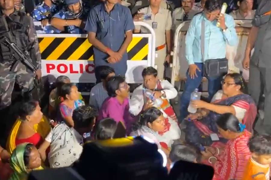 সন্দেশখালি থানার সামনে ধরনা সুকান্তর, টোটোয় তুলে লঞ্চে চড়াল পুলিশ