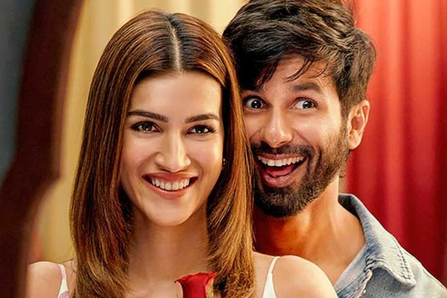 রোবট কৃতীর সঙ্গে কেমন জমল শাহিদের প্রেম? পড়ুন ‘তেরি বাতো মে অ্যায়সা উলঝা জিয়া’র রিভিউ