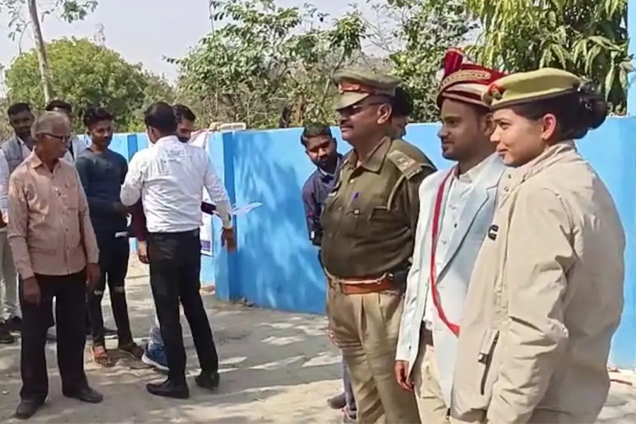 বিয়ের সাজেই চাকরির পরীক্ষা দিলেন বর! পরীক্ষাকেন্দ্রের বাইরে অপেক্ষায় বরযাত্রী