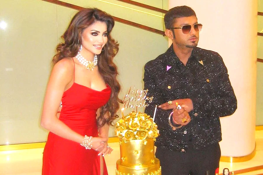 Urvashi Rautela cuts 24-carat gold cake, sparks troll fest | Sangbad Pratidin