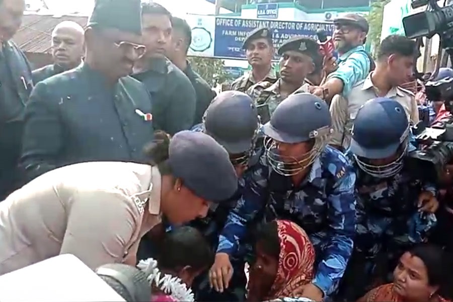 রাজ্যপালের পায়ে পড়ে কান্নাকাটি সন্দেশখালির ‘নির্যাতিতা’দের, ‘অ্যাকশনে’র আশ্বাস বোসের