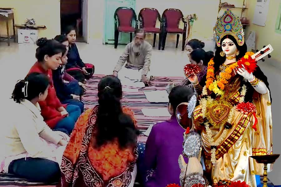 ছাত্রীরাই পুরোহিত! সরস্বতী পুজোর আগে প্রশিক্ষণ পুরুলিয়ার এই কলেজে