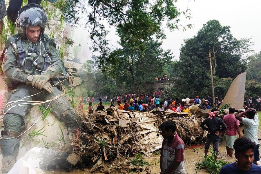 কলাইকুন্ডায় ভেঙে পড়ল বায়ুসেনার বিমান, বরাত জোরে বাঁচলেন পাইলট