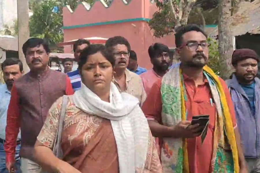 পুলিশি বাধা ডোন্ট কেয়ার! সন্দেশখালি গেলেন মীনাক্ষী