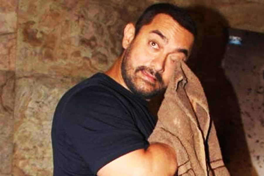 Aamir Khan visits Dangal co-star Suhani Bhatnagar's house, offers condolences | Sangbad Pratidin