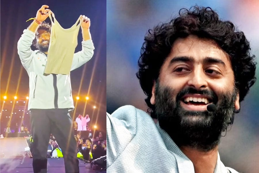 During live concert Arijit Singh's female fan throws top on stage | Sangbad Pratidin