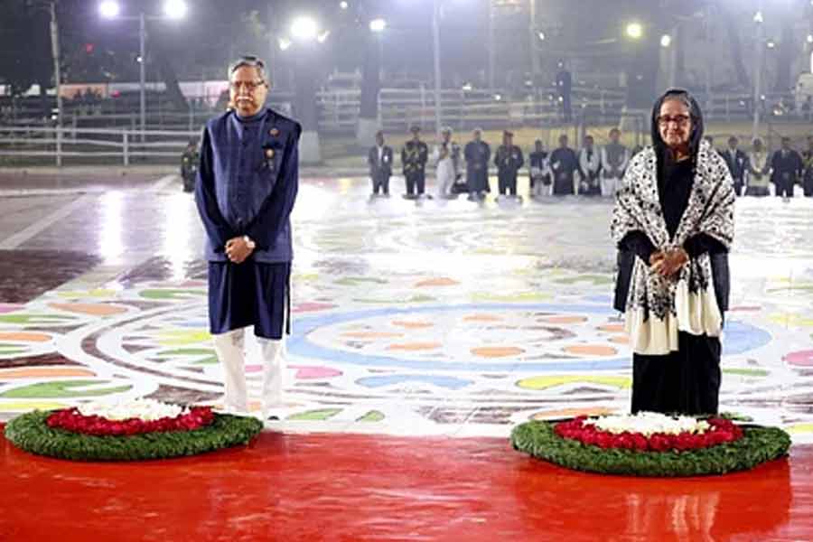 ঢাকার শহিদ মিনারে মানুষের ঢল, মাতৃভাষা দিবসে শ্রদ্ধা নিবেদন প্রধানমন্ত্রী হাসিনার