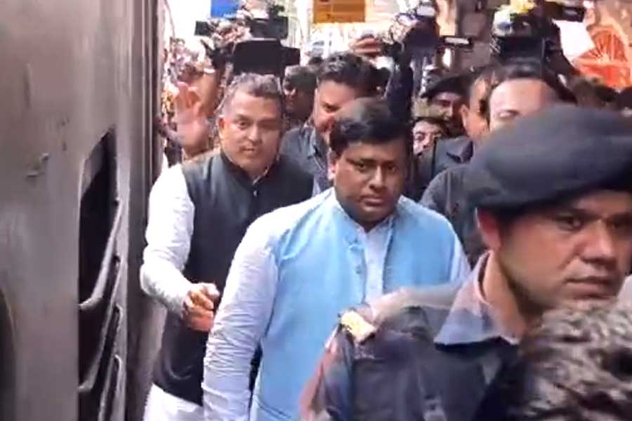 পুলিশের মোকাবিলায় পালটা কৌশল, ট্রেনে বসিরহাটমুখী সুকান্তরা