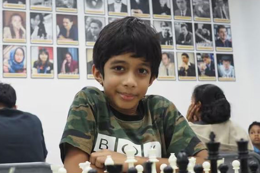 Indian-origin Ashwath Kaushik has become the youngest chess player to beat a grandmaster । Sangbad Pratidin
