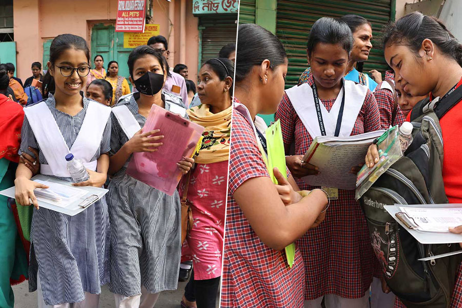 নির্বিঘ্নে শুরু উচ্চমাধ্যমিক, পরীক্ষাকেন্দ্রে মোবাইল নিয়ে ধরা পড়লেই কড়া পদক্ষেপ