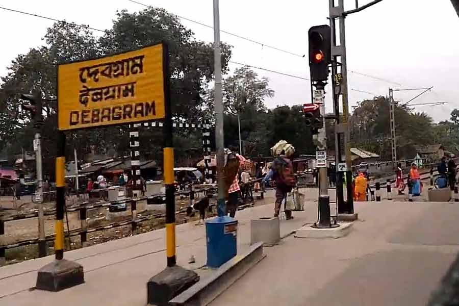 Touts running ticket network at Debagram station, alleges passenger। Sangbad Pratidin