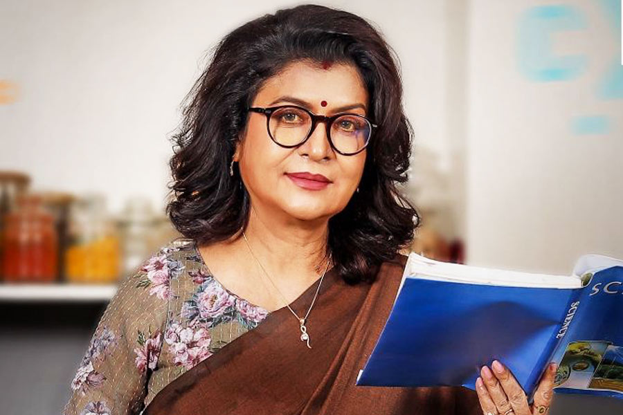 Chemistry Mashi Review: Debasree Roy's Ott debut series | Sangbad Pratidin