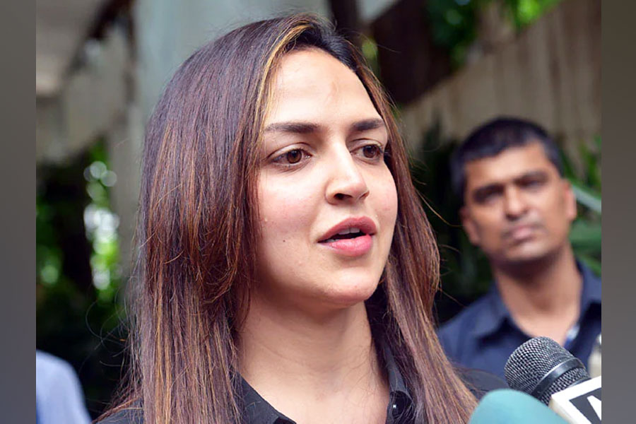 Esha Deol seen for first time since announcing separation | Sangbad Pratidin