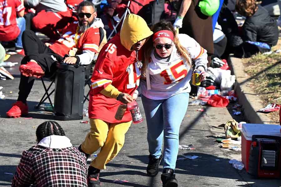 Kansas City Chiefs Fans Stop Gunman After Super Bowl Parade Shooting, video goes viral। Sangbad Pratidin