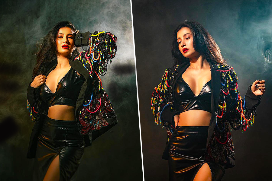 চাবুক ফিগার, দুষ্টু ইশারা…! নেটপাড়ায় ছ্যাঁকা দিচ্ছেন মনামী ঘোষ