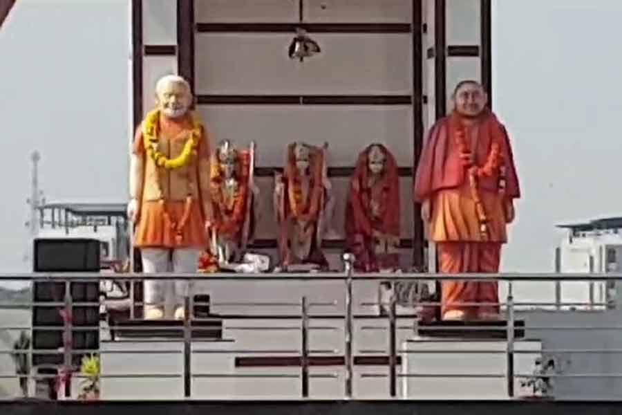 Statues of PM Modi and Yogi ‘guard’ a rooftop temple against demolition in Bharuch। Sangbad Pratidin