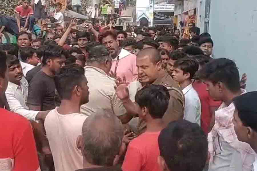 ক্লাসরুমে ছুরি নিয়ে তাণ্ডব খোদ প্রধান শিক্ষকের! আতঙ্কে কাঁটা পড়ুয়ারা
