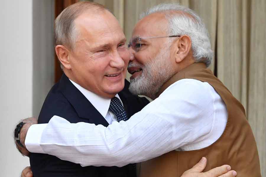 Putin 'Copies' Modi, embraces state dignitary in Indian PM's style, flies Nuclear Bomber। Sangbad Pratidin