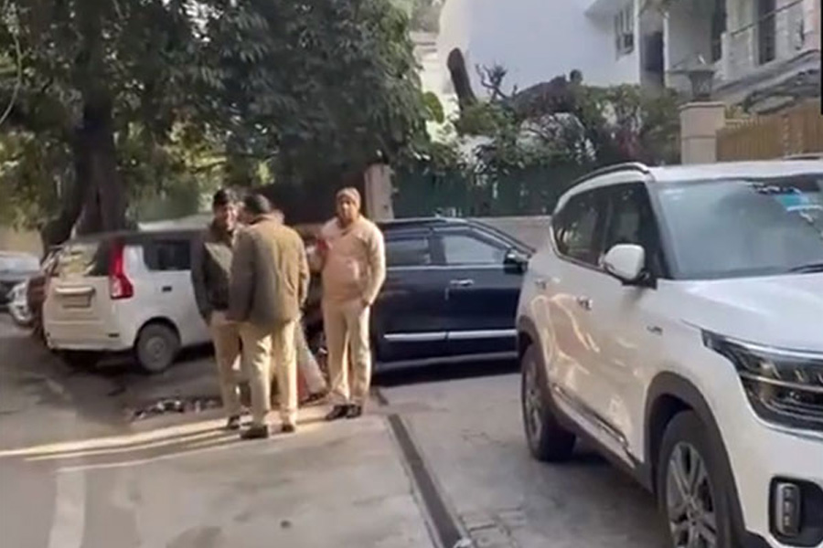 কেজরির সচিব, সাংসদের বাড়িতে হানা, ‘ভুয়ো জবানবন্দিতে সই করাচ্ছে ইডি’, তোপ আতিশীর