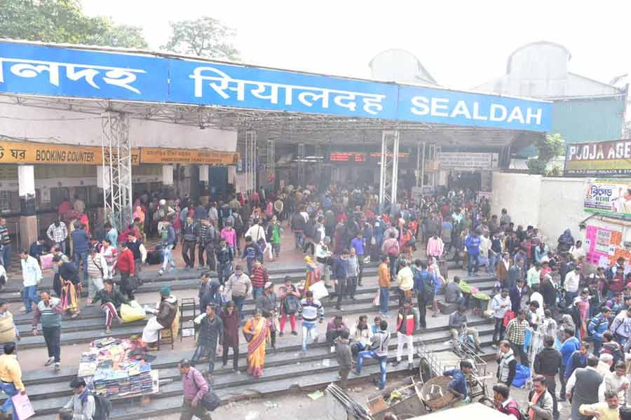 Chaos, mobile snatchers at loose, Sealdah station horror for passengers। Sangbad Pratidin