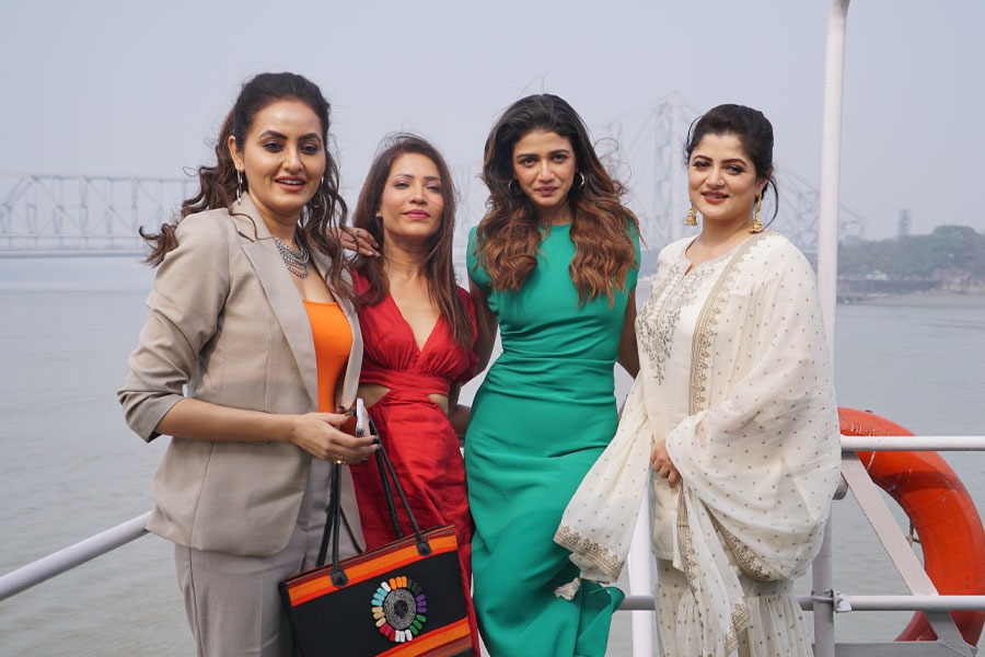 গঙ্গাবক্ষে ‘সাদা রঙের পৃথিবী’, হাজির শ্রাবন্তী-সৌরসেনীরা