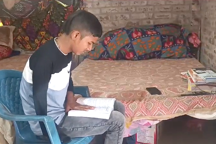 ক্যানসার কেড়েছে ডান হাত, মাত্র দুমাসেই বাঁ হাতে লেখা অভ্যাস করে মাধ্যমিকে নদিয়ার পড়ুয়া