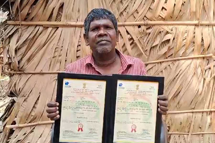 ‘কাঁচা বাদাম’ গানের স্বত্ব পেলেন ভুবন বাদ্যকর, মিলবে মোটা টাকা!