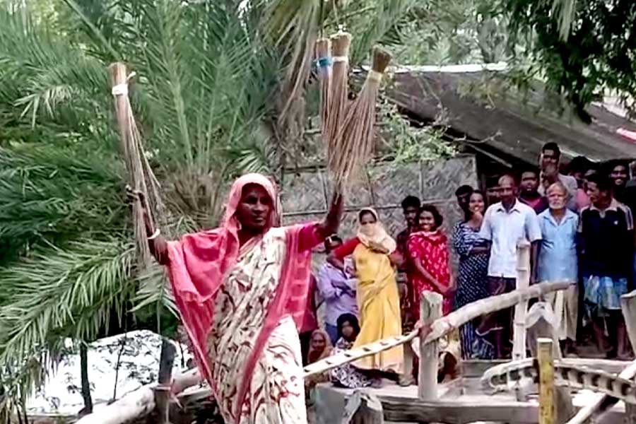 শাড়ি-শাঁখা-ঝাঁটা হাতে অজিত মাইতিকে তাড়া মহিলাদের! পদ ছাড়তে চাইলেন সন্দেশখালির TMC নেতা