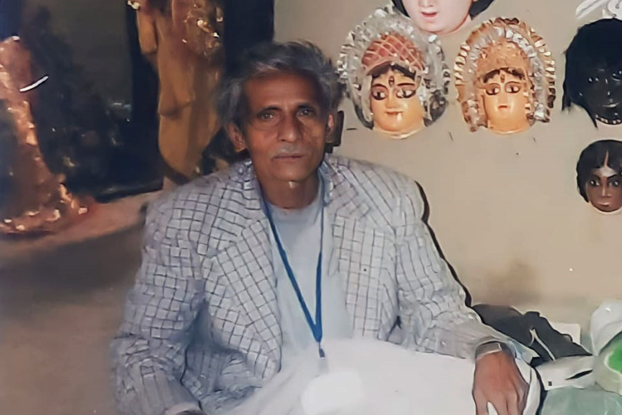 ‘পদ্মশ্রী’ প্রাপ্তিতে লক্ষ্মীলাভের আশা বাড়ছে, দোল-হোলিতে ছৌ মুখোশে নতুনত্বের ছোঁয়া