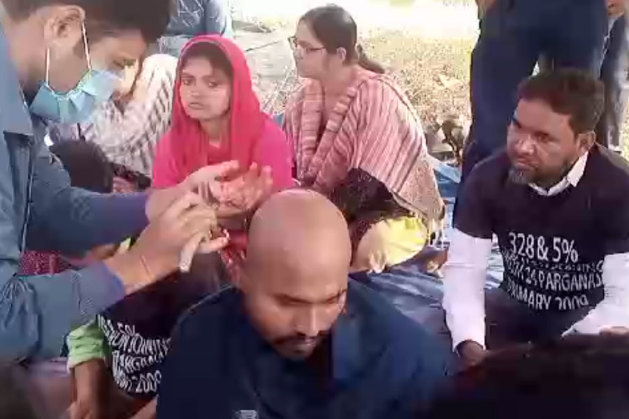 রাসমনির পর দেবাশিস, নিয়োগ না পেয়ে নেড়া হলেন আরেক চাকরিপ্রার্থী!