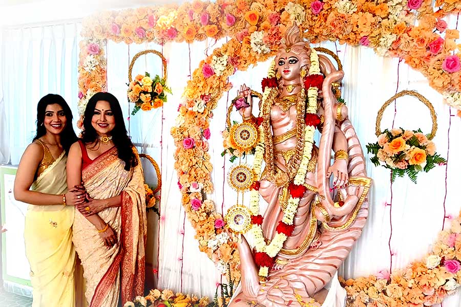 গানে গানে বাগদেবীর আরাধনায় ইন্দ্রাণী দত্ত ও রাজনন্দিনী পাল