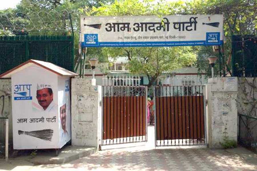Supreme Court order to vacate AAP party office before 15 june