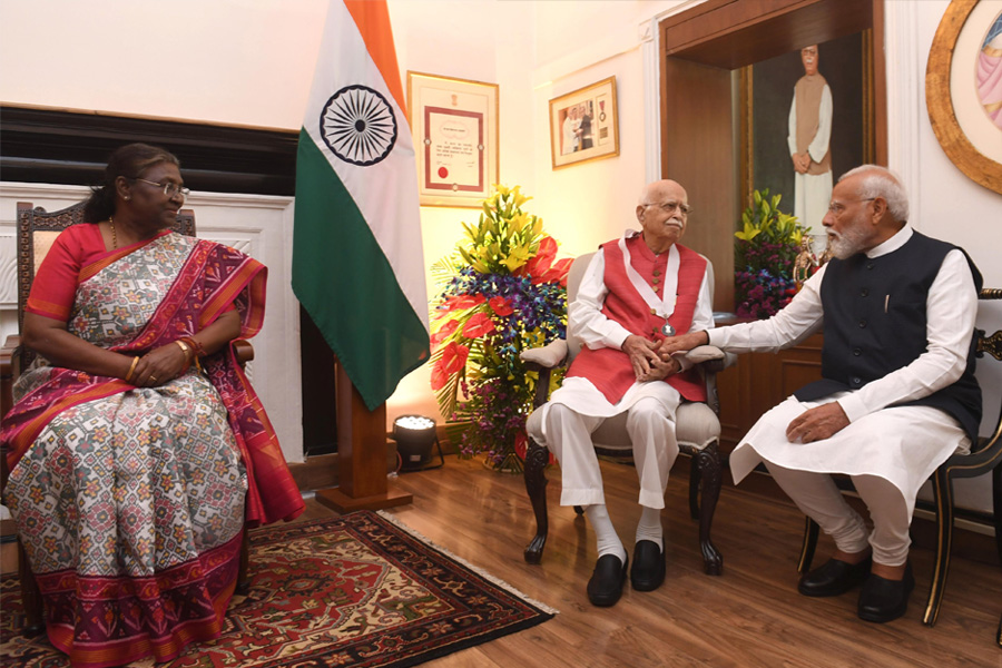 President Murmu Confers Bharat Ratna on BJP Stalwart LK Advani