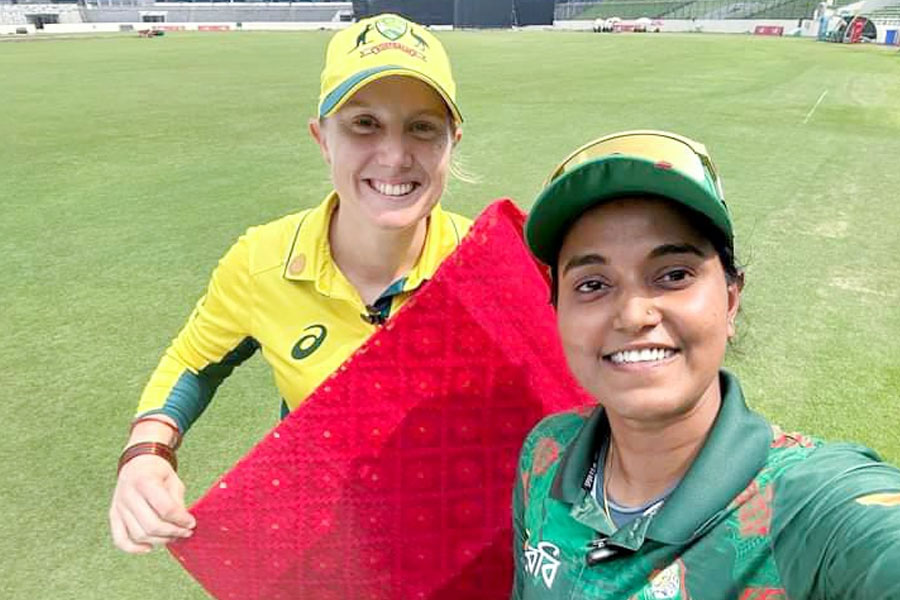 Australia Women's Cricket team skipper Alyssa Healy is learning Bengali