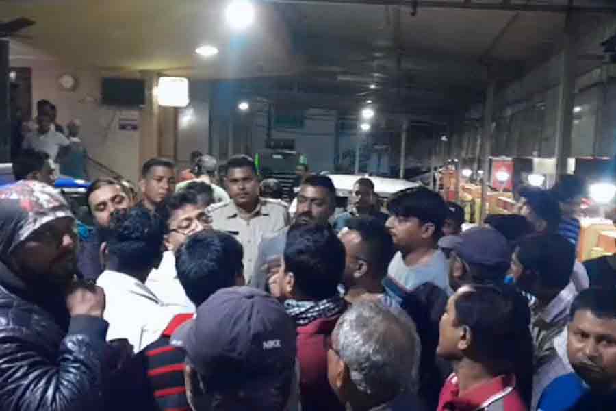 চুরমার জানলা-দরজা, গাড়িতেও ব্যাপক ভাঙচুর, রোগীমৃত্যু ঘিরে আসানসোলের নার্সিংহোমে ধুন্ধুমার