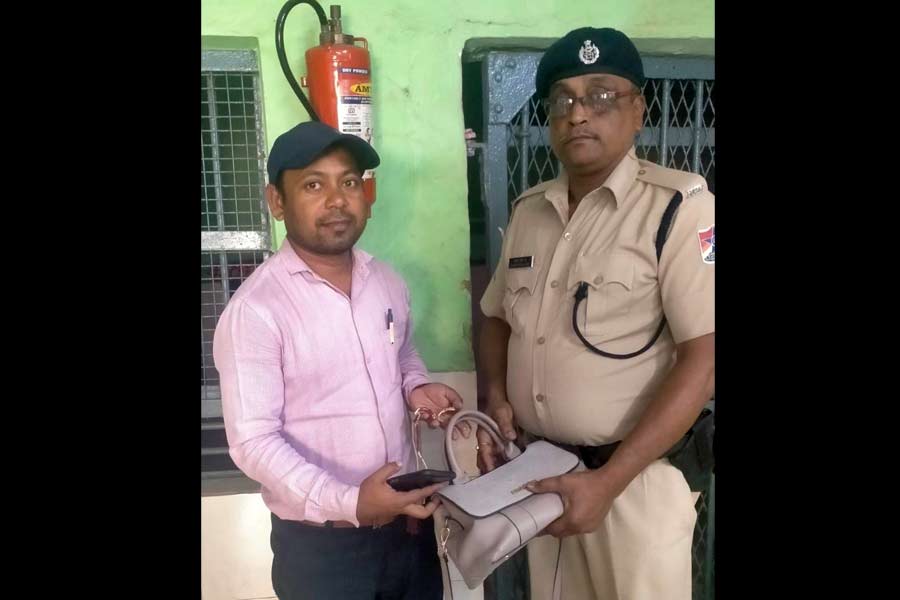গয়না-সহ লক্ষাধিক টাকার সামগ্রী ভরা ব্যাগ ঘুরল স্টেশনে স্টেশনে, বোমাতঙ্কে ছুঁয়ে দেখল না কেউ