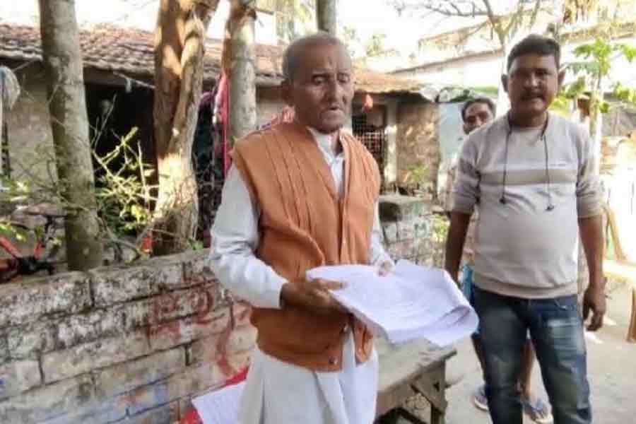 স্বপ্নের বয়স ৪৬, বাস্তবের গেরোয় আটকে স্কুল, শিক্ষার আলো জ্বালতে আশি পেরিয়েও নাছোড় শিক্ষক