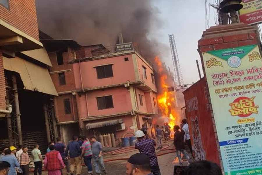 একদিনেই একের পর এক অগ্নিকাণ্ড ঢাকায়, পুড়ে ছাই বাজার-দোকান, ঘরবাড়ি