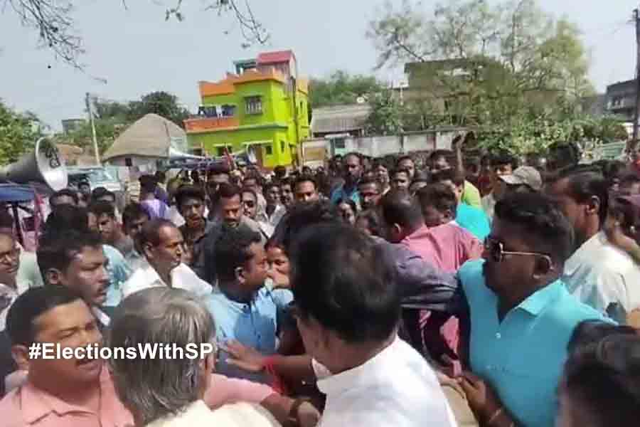 TMC workers clashed in front of candidate in Bardhaman