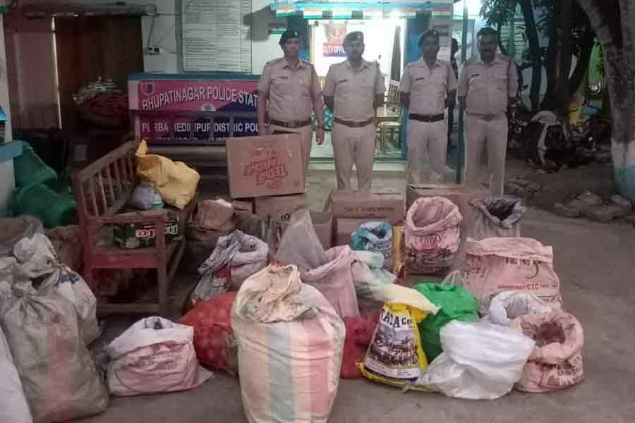 মুখ্যমন্ত্রীর জেলা সফরের আগে ভূপতিনগরে বিপুল বোমা তৈরির মশলা উদ্ধার, নাশকতার ছক?