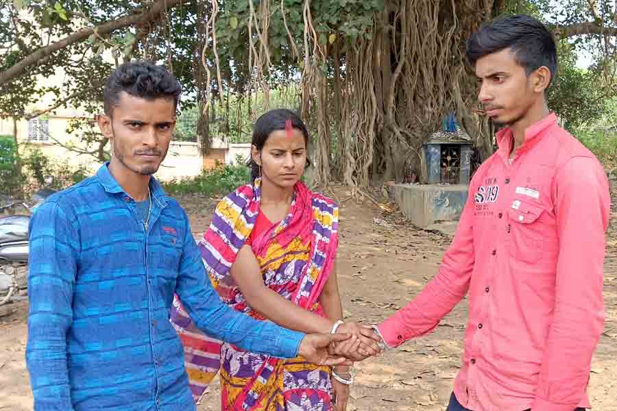 হল না ‘হাম দিল দে চুকে সনম’, স্বামীর হাত ধরে ছেলেবেলার প্রেমিকের কাছে ফিরলেন গৃহবধূ